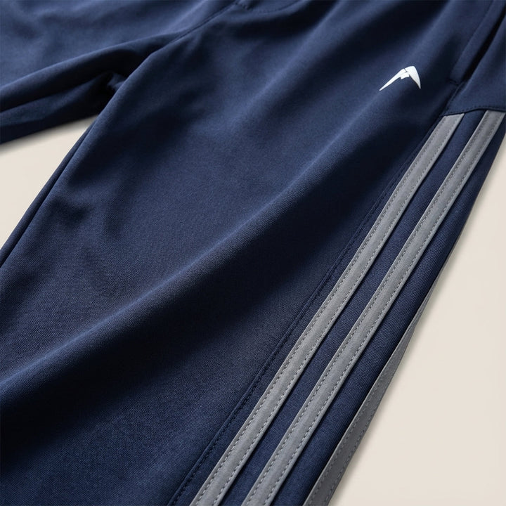 Two-piece men's sportswear outfit, breathable fabric for ultimate training comfort.