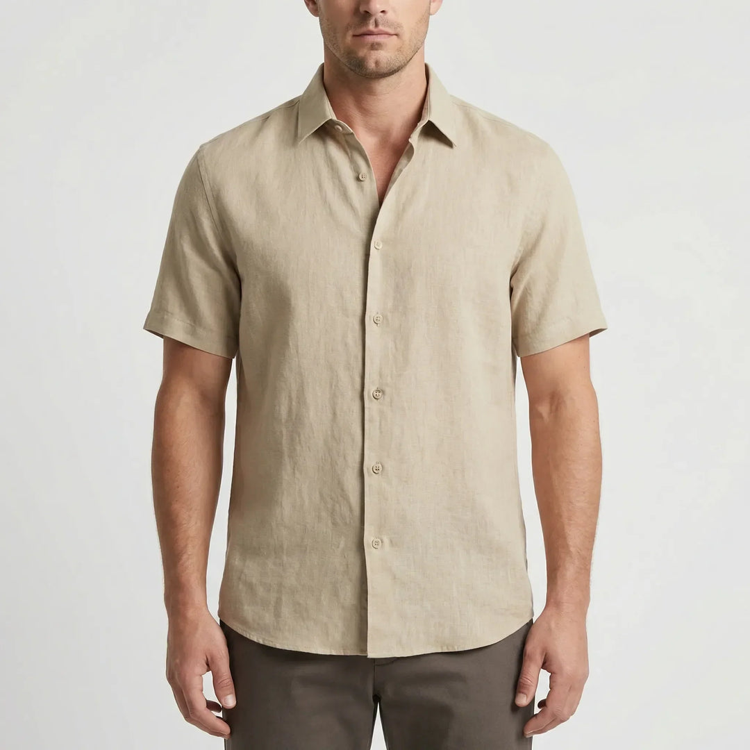 Fashionable men's breezy casual short-sleeve shirt, ideal for summer vacation.