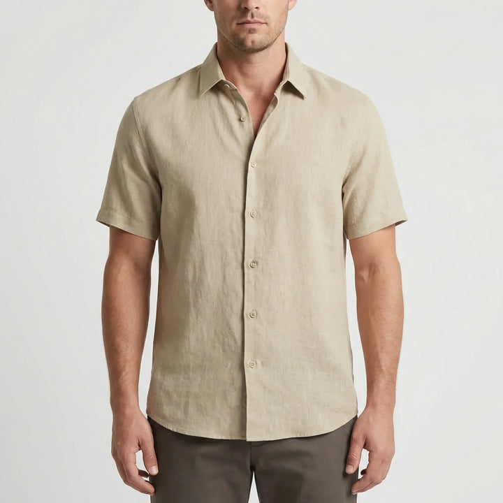 Fashionable men's breezy casual short-sleeve shirt, ideal for summer vacation.