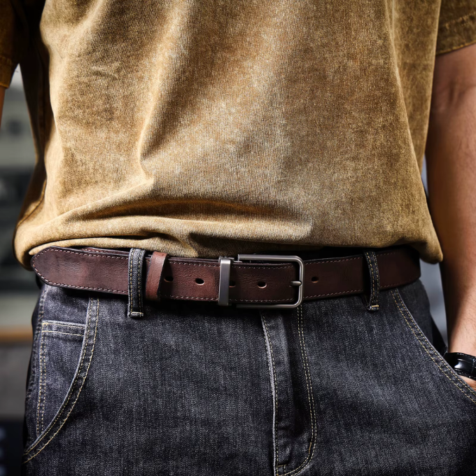 Men's full-grain leather belt, Buckhorn design, black, perfect for a casual or dressed look.