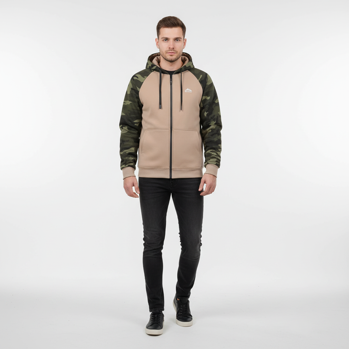 Polyester fleece jacket for men, camouflage pattern, practical zipped design.