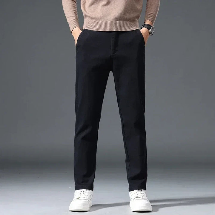 Modern men's wrinkle-resistant Castello pants, ideal for stylish, comfortable, everyday fashion.