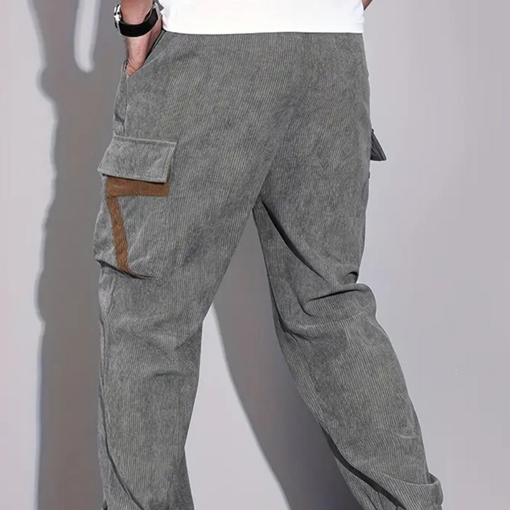 Stylish men's baggy cargo trousers, practical for casual streetwear with a comfortable, loose fit.