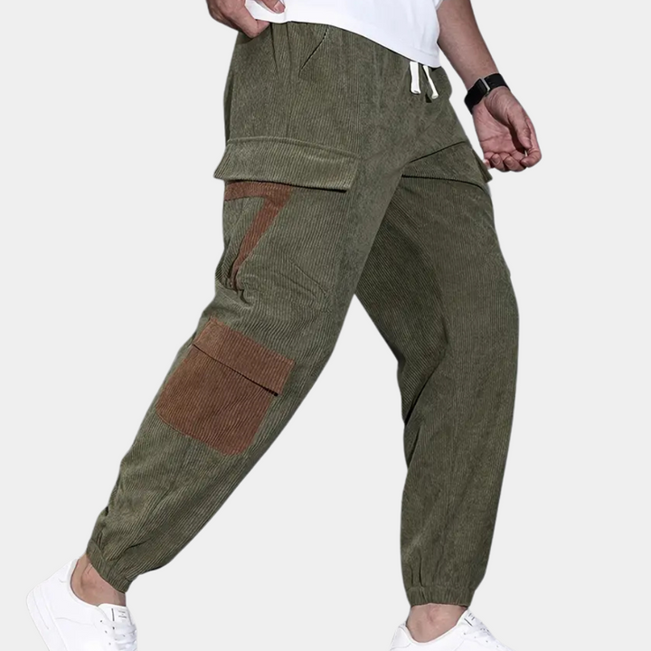 Modern men's baggy cargo trousers with practical side pockets, essential for a relaxed, stylish look.