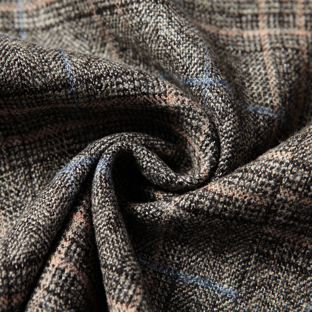 Fashionable men's blazer, blending effortless style with tailored comfort for modern outfits.