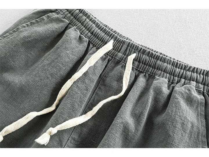 Men's summer fashion shorts featuring practical pockets, ideal for beach days and vacation comfort.