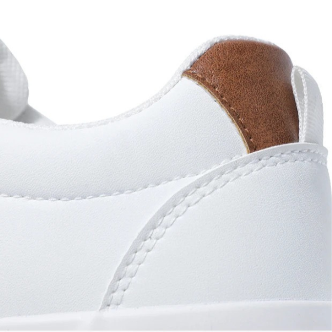 Black men's versatile casual sneakers, combining style & comfort for everyday footwear.