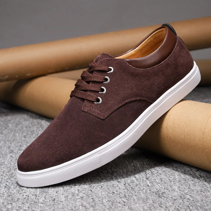 Stylish men's sneakers, versatile for everyday wear & comfortable walking.