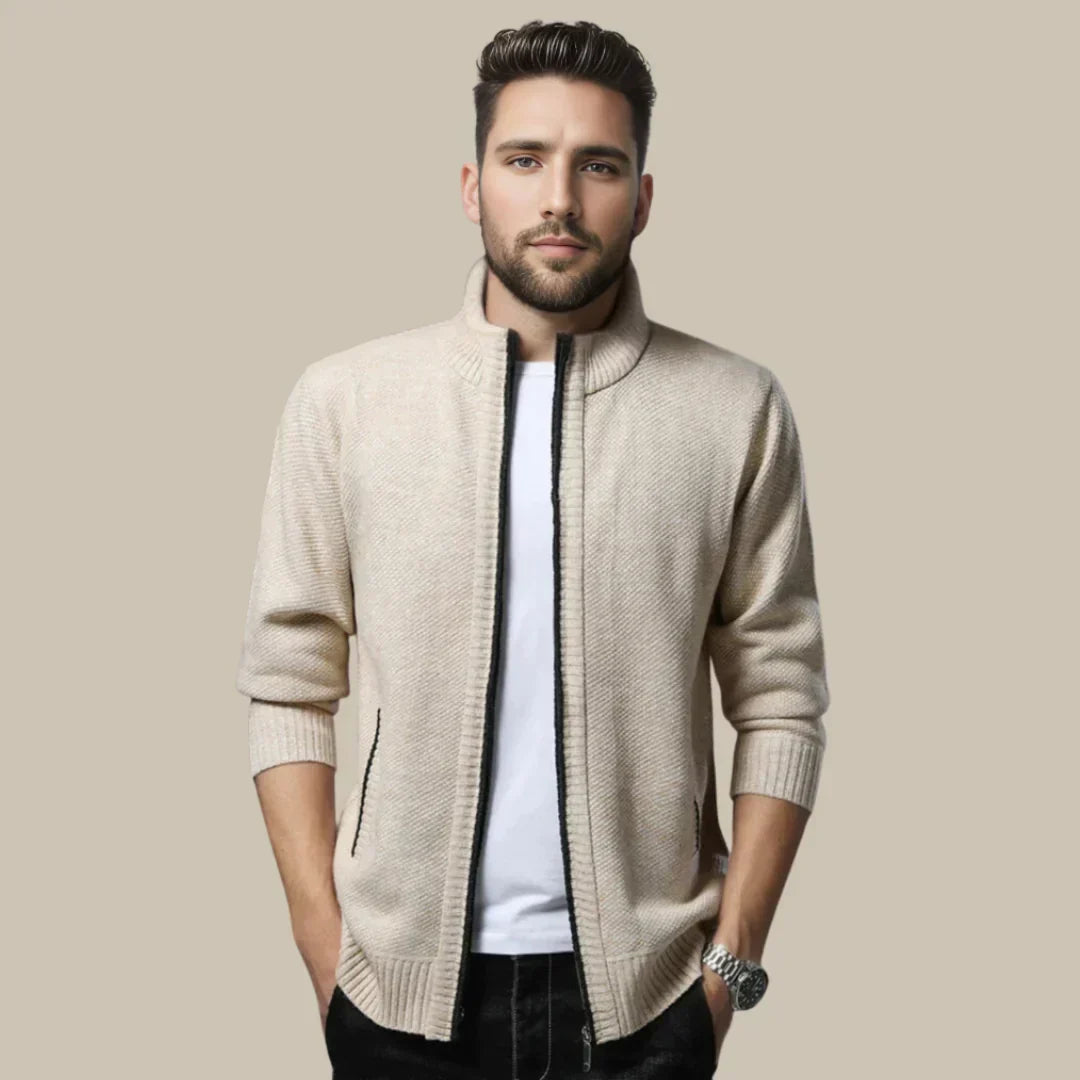 Men's casual full-zip vest, ideal for everyday layering. Comfortable and timeless design for versatile outfits.