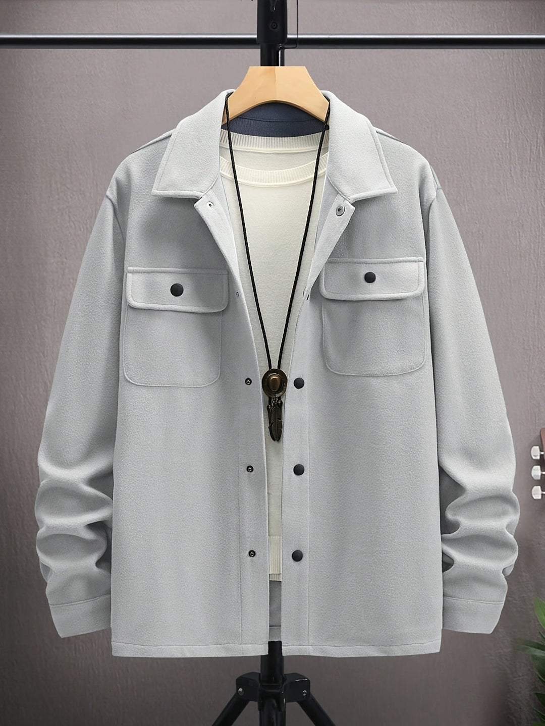 Men's casual jacket with stylish flap pockets, perfect for everyday wear and versatile fall fashion.