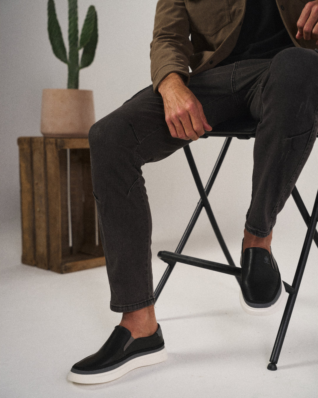 Easy slip-on men's leather loafers, perfect for casual fashion and everyday comfort.