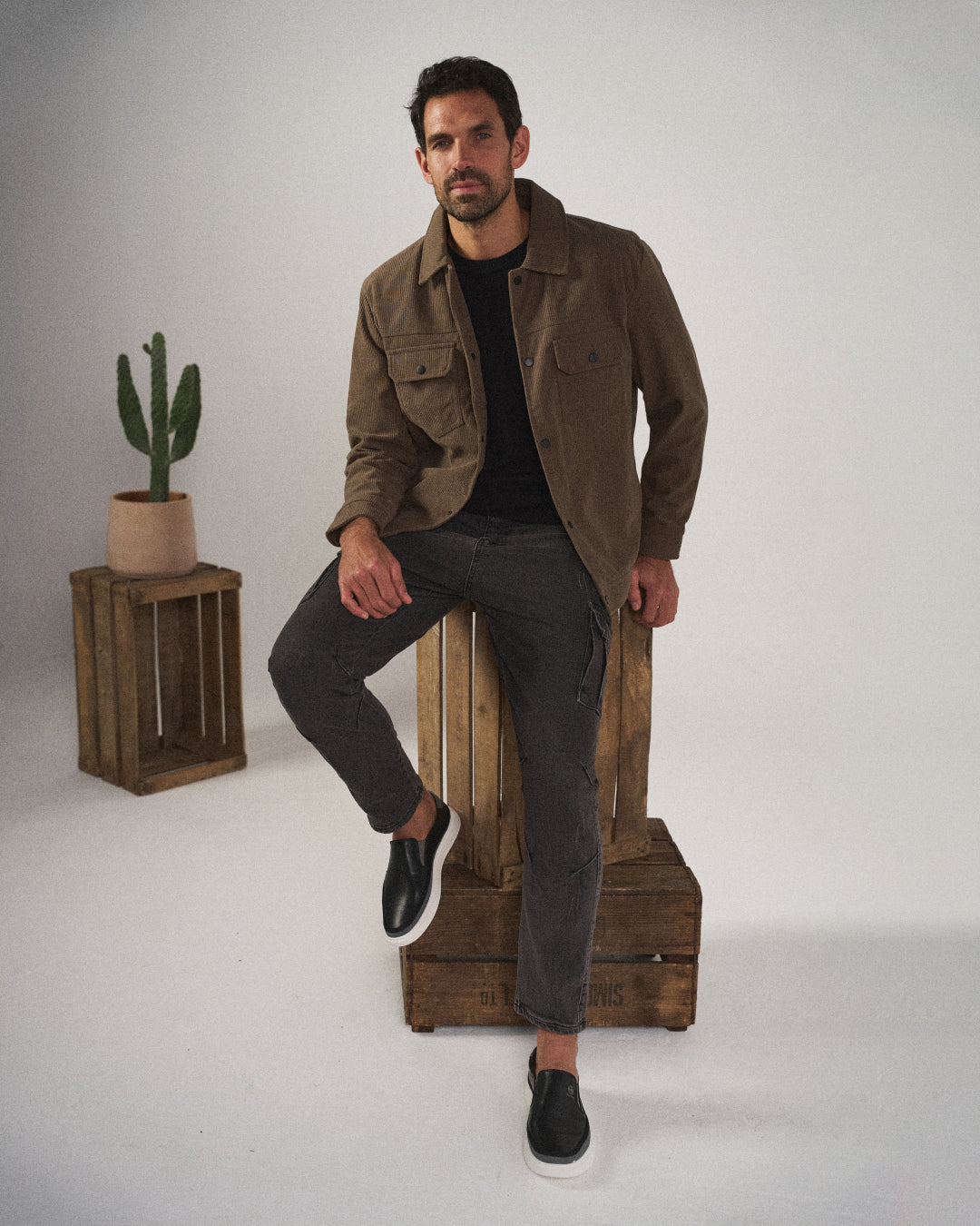 Brown leather men's casual slip-on shoes, great for everyday comfort and versatile fashion.