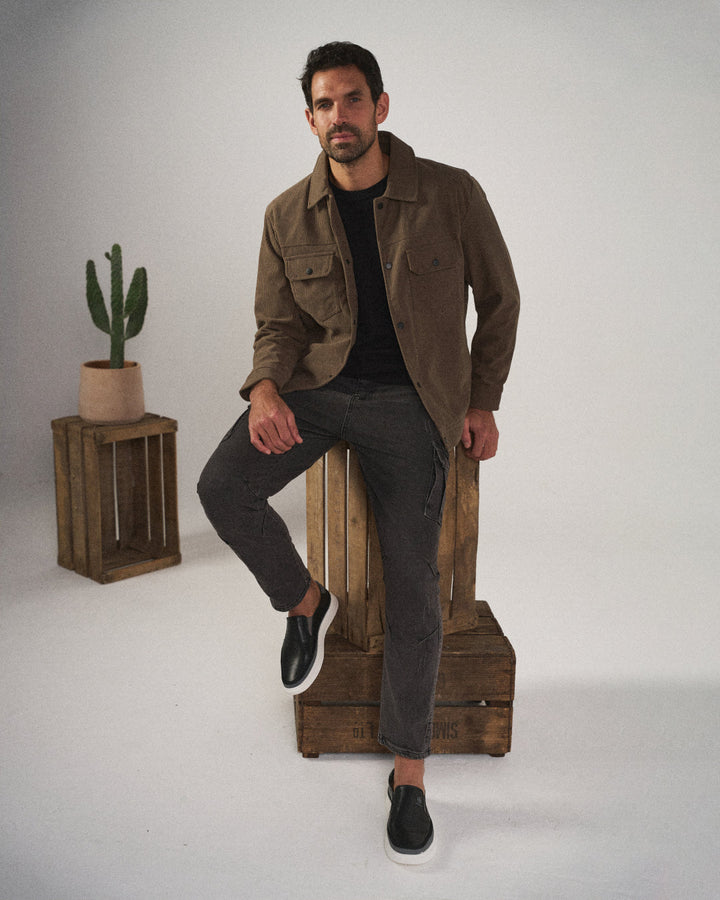 Brown leather men's casual slip-on shoes, great for everyday comfort and versatile fashion.