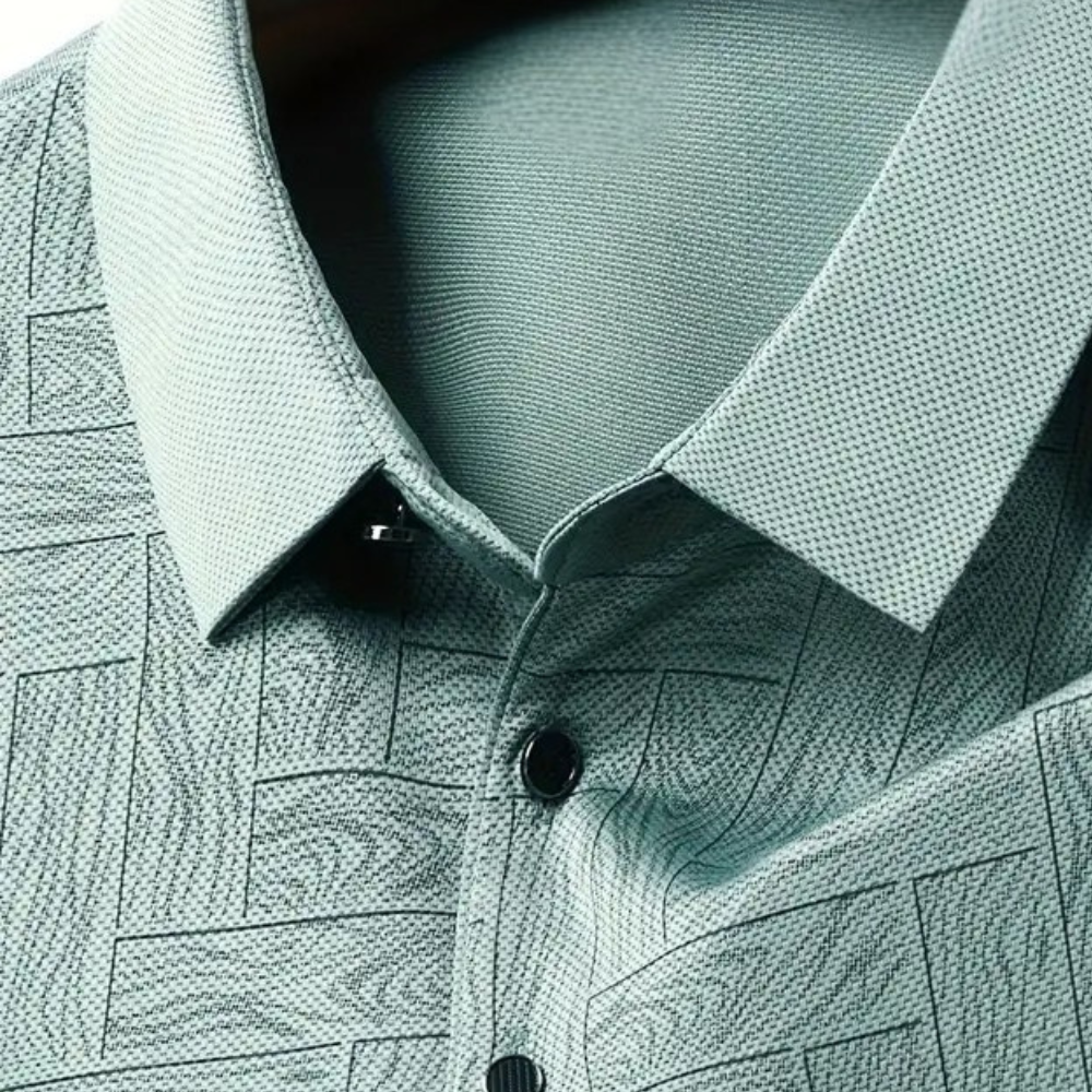 Lightweight men's summer t-shirt with short sleeves. Ideal for comfortable everyday fashion.