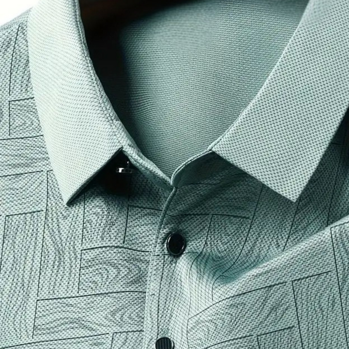 Lightweight men's summer t-shirt with short sleeves. Ideal for comfortable everyday fashion.