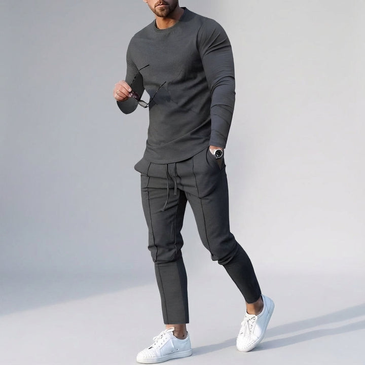 Men's activewear two-piece jogging set, slim fit and comfortable cotton blend for casual style