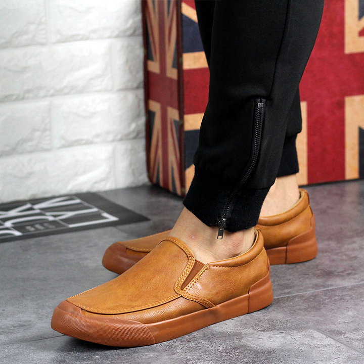 Tan men's Chelsea style slip-on sneakers, ideal for casual fashion and comfortable everyday wear.