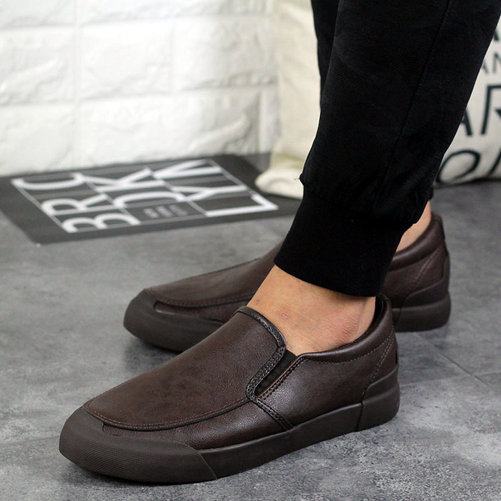 Comfortable men's slip-on sneakers in Chelsea style, perfect casual footwear for effortless everyday wear.