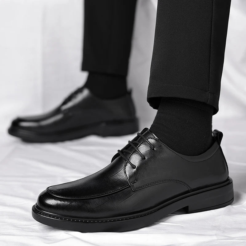 Polished men's classic lace-up dress shoes (black), ideal for versatile professional and formal fashion.