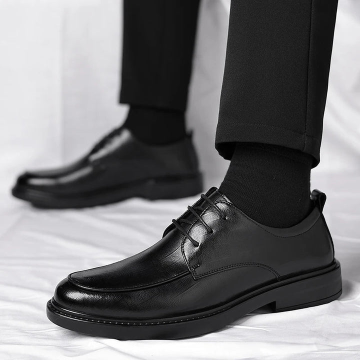 Polished men's classic lace-up dress shoes (black), ideal for versatile professional and formal fashion.