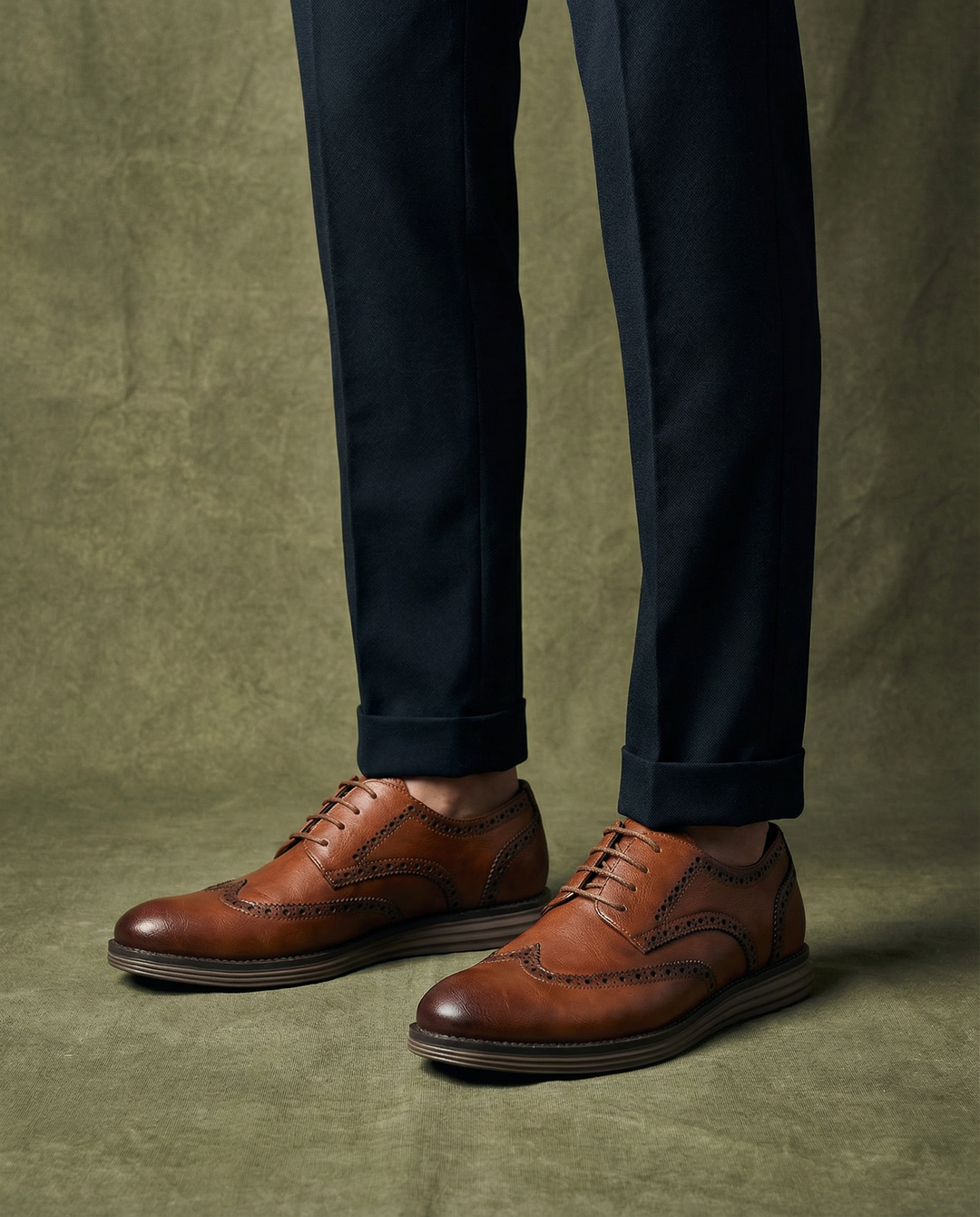 Comfortable men's classic leather Oxford shoes with a sleek design, ideal for dressy or business casual outfits.