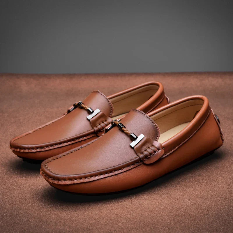 Comfortable men's brown slip-on loafers, perfect for versatile everyday use or as elegant dress shoes.