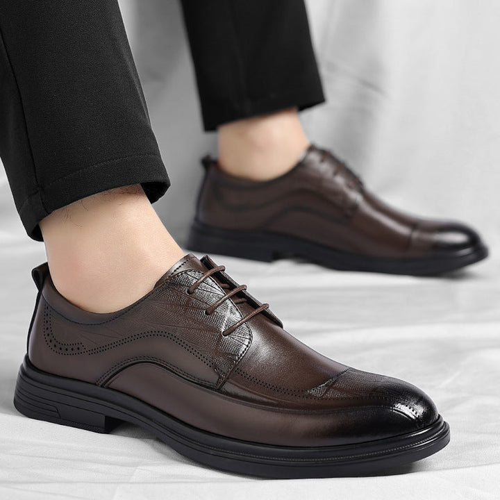 Classic men's brogue dress shoes featuring wingtip design and fine leather for sophisticated style.