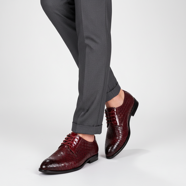 Sophisticated men's casual leather oxford shoes with laces, offering comfort and timeless style