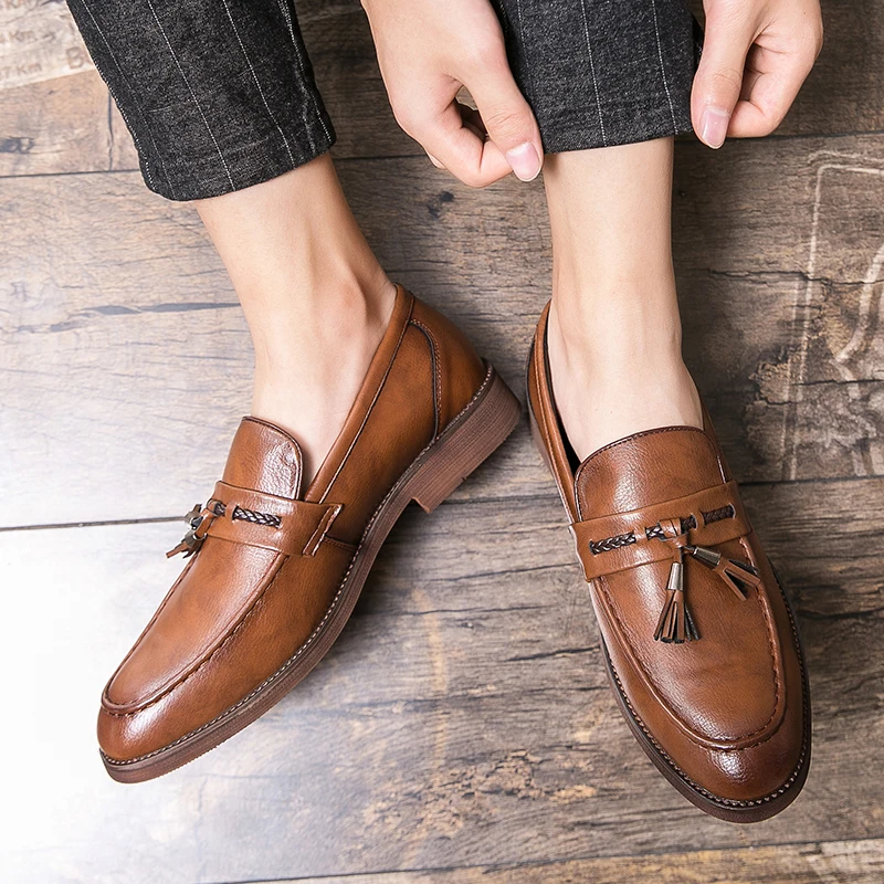 High-quality men's dress loafers with tassels, ensuring comfort and a polished, professional look.