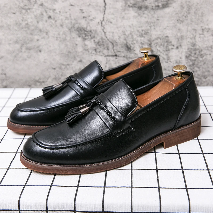 Comfortable men's slip-on loafers featuring elegant tassels, perfect for sophisticated style.
