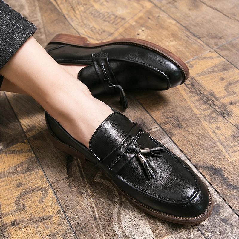 Elegant men's footwear: black tassel loafers with a comfortable design for any formal setting.