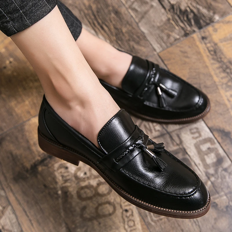 Polished men's slip-on loafers, featuring classic tassels for a sophisticated formal or casual look.