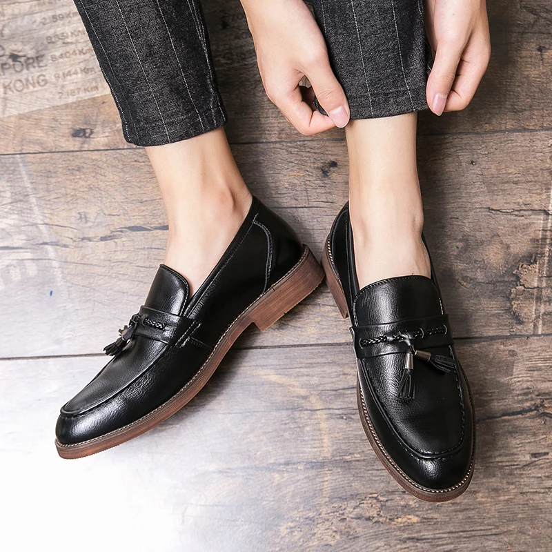 Men's business casual tassel loafers, a comfortable slip-on design for a refined everyday look.