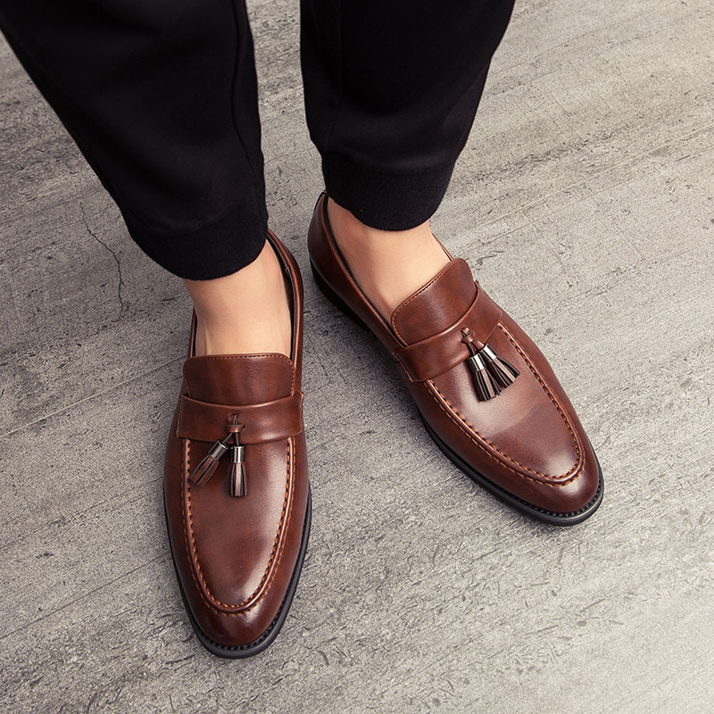 Comfortable men's casual tassel loafers in polished leather, great for everyday wear.