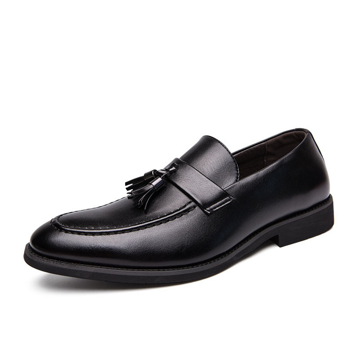 Classic men's brown slip-on loafers with tassels, combining comfort and sharp style.
