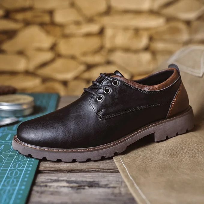 High-quality Cedar Ridge Oxfords in dark brown. Durable men's footwear for office wear or casual outings.