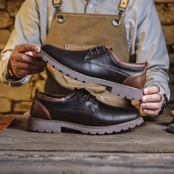 Elegant Cedar Ridge Oxfords, black. Men's classic shoes for a sharp look and comfortable everyday wear.