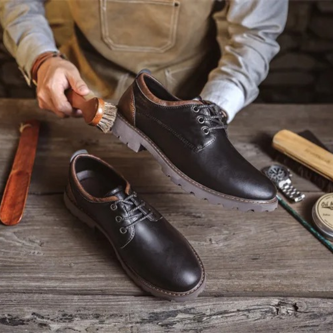 Men's Cedar Ridge dress shoes in dark brown. Classic comfort, perfect for versatile everyday styling.