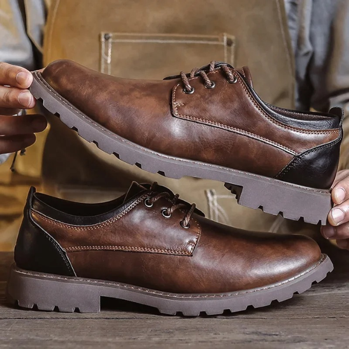 Black Men's Classic Cedar Ridge Oxfords. Smart casual shoes offering comfort for office or daily use.