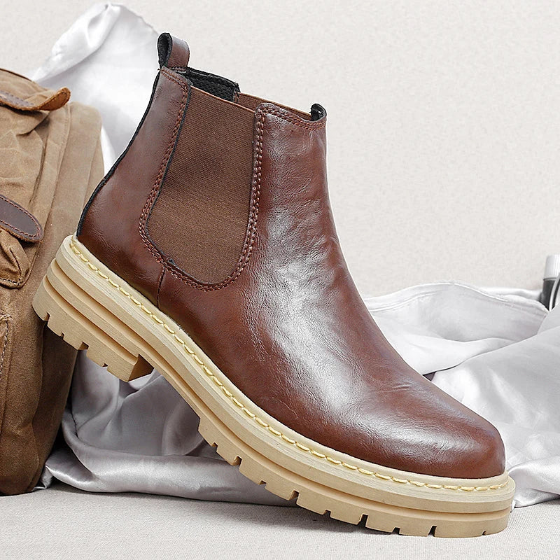 Men's classic Chelsea boots in a versatile style, perfect for everyday comfort and fashion.