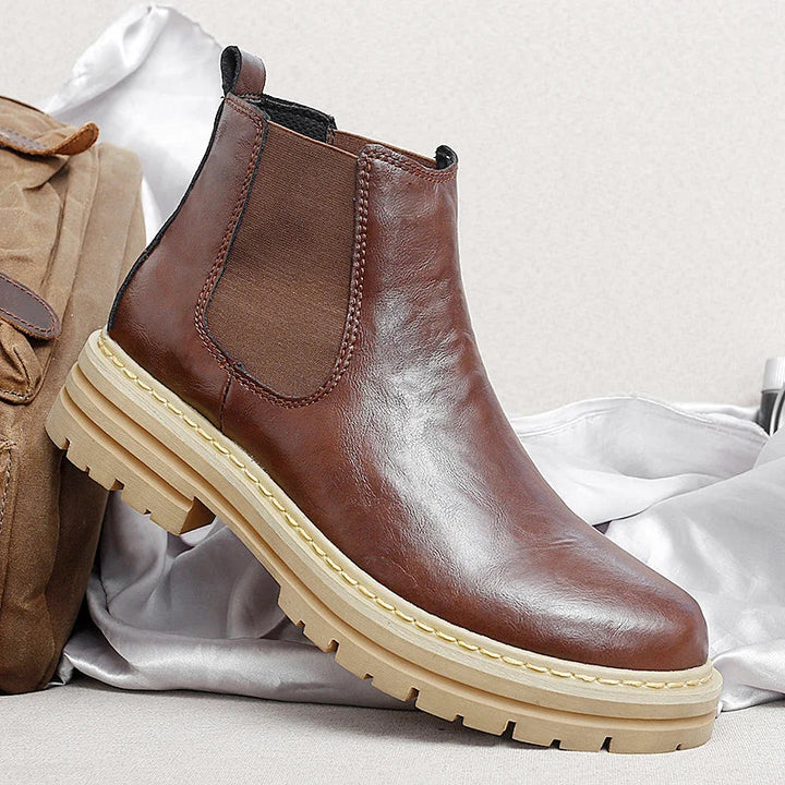 Men's classic Chelsea boots in a versatile style, perfect for everyday comfort and fashion.
