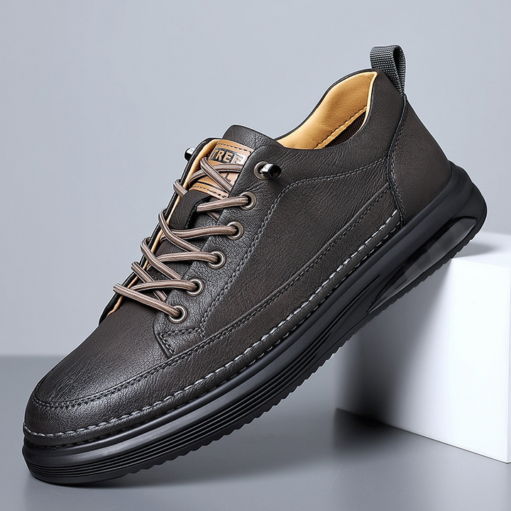 Men's classic low-top sneakers in a casual style. Perfect for everyday wear and comfort.