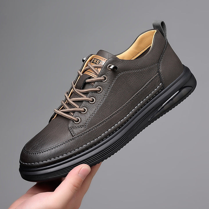 Everyday men's low-top sneakers, ideal for walking and casual fashion. Lace-up closure.