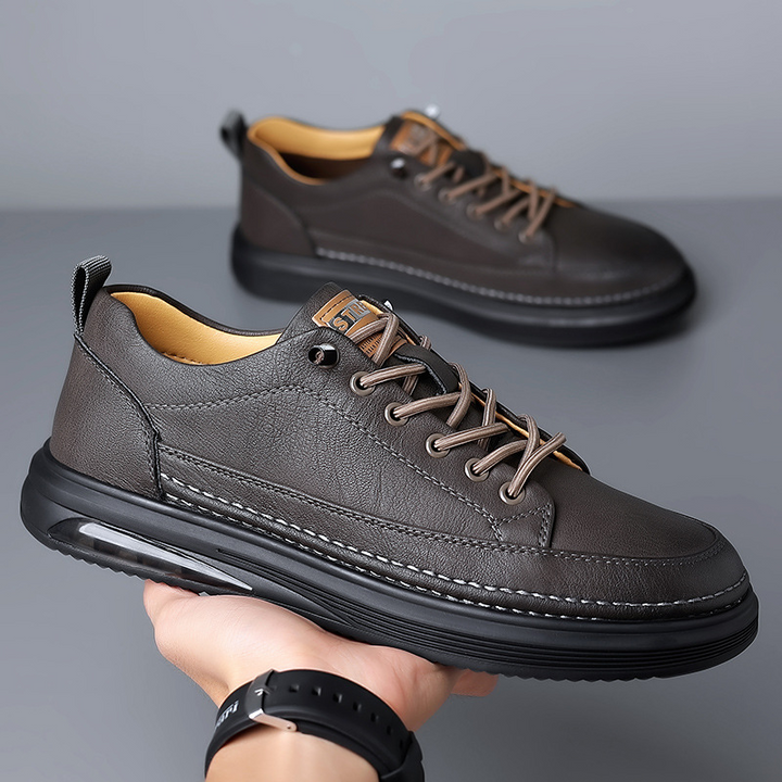 Comfortable men's classic casual low-top shoes. Versatile for daily wear and activities.
