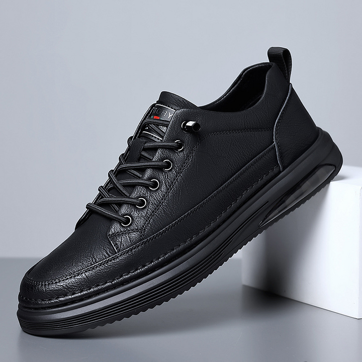 Durable men's casual low-top walking shoes. A classic and comfortable footwear option.
