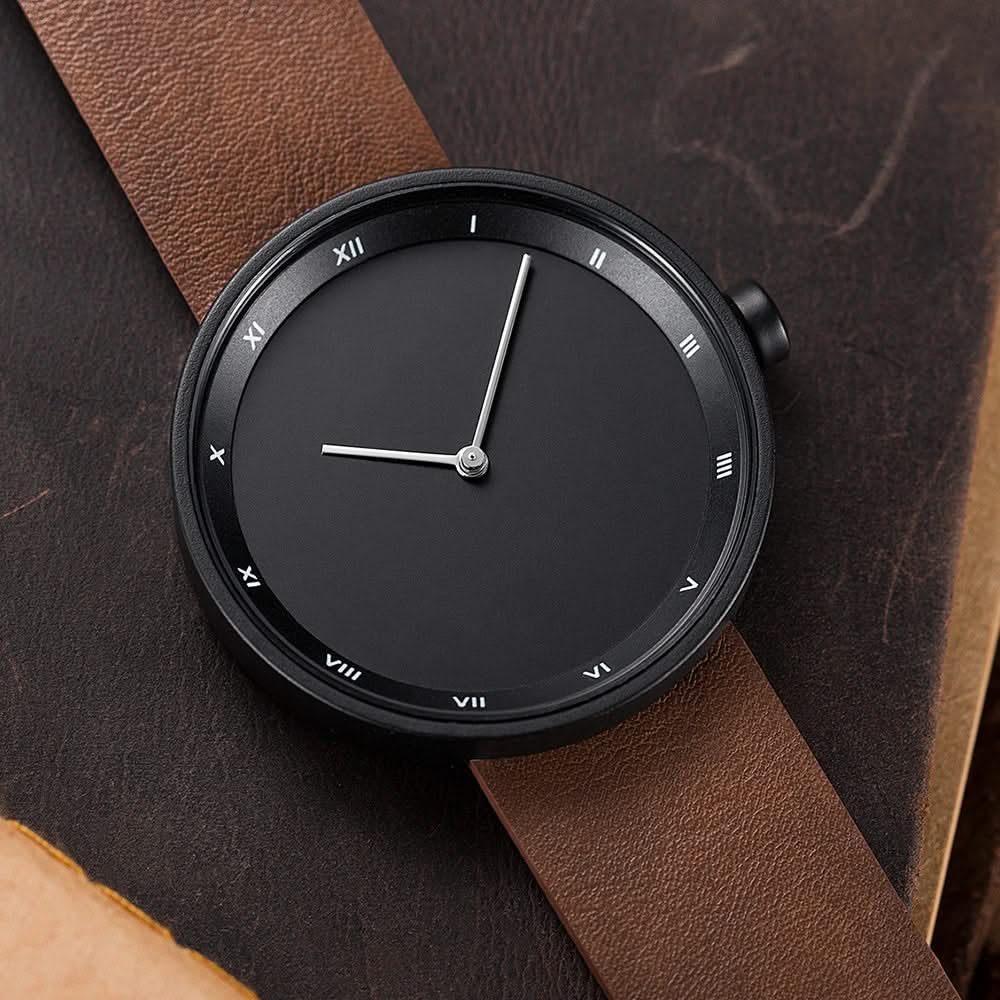 Elegant men's watch, a minimalist design with Roman numerals, ideal for a refined daily look.
