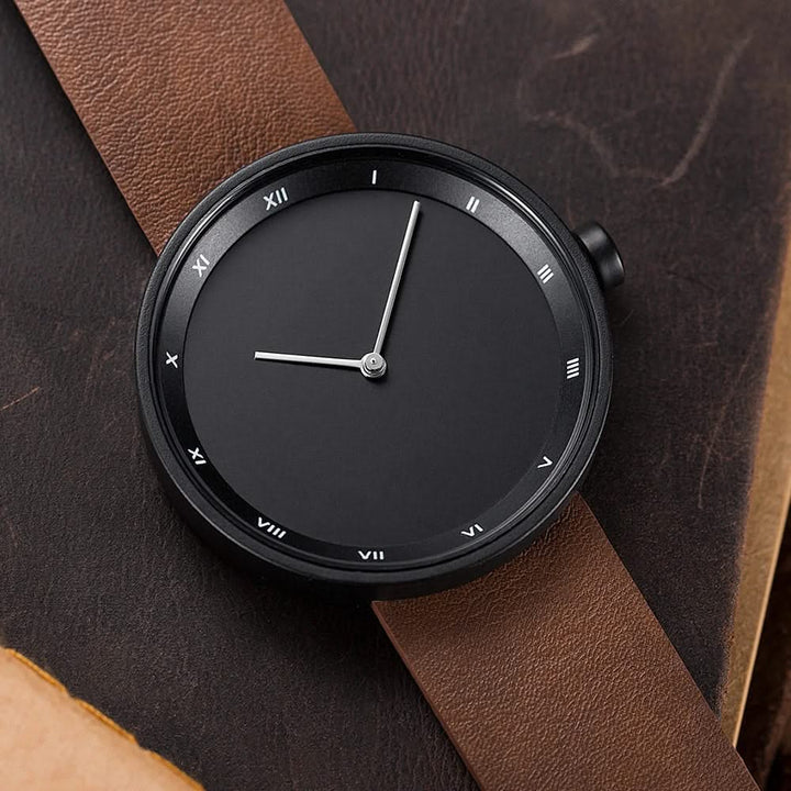 Elegant men's watch, a minimalist design with Roman numerals, ideal for a refined daily look.