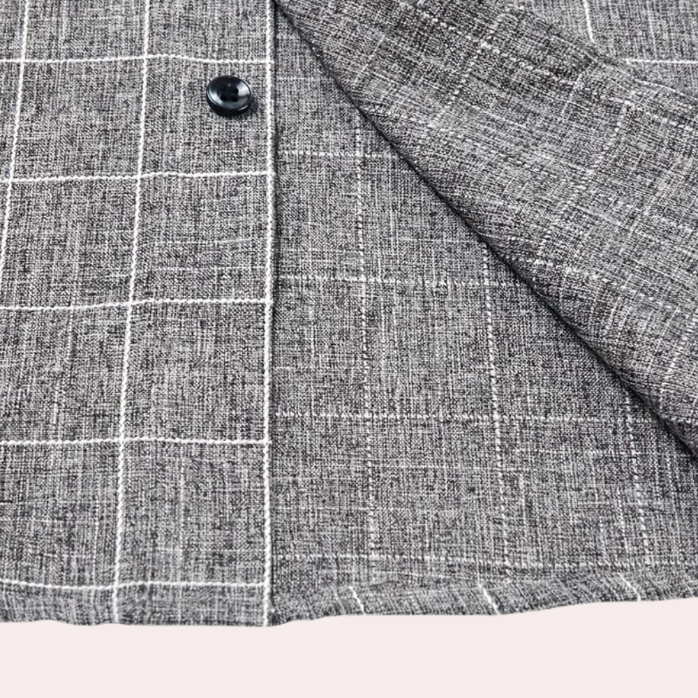 Timeless men's checked button-up shirt with long sleeves. An essential piece for classic men's fashion style.