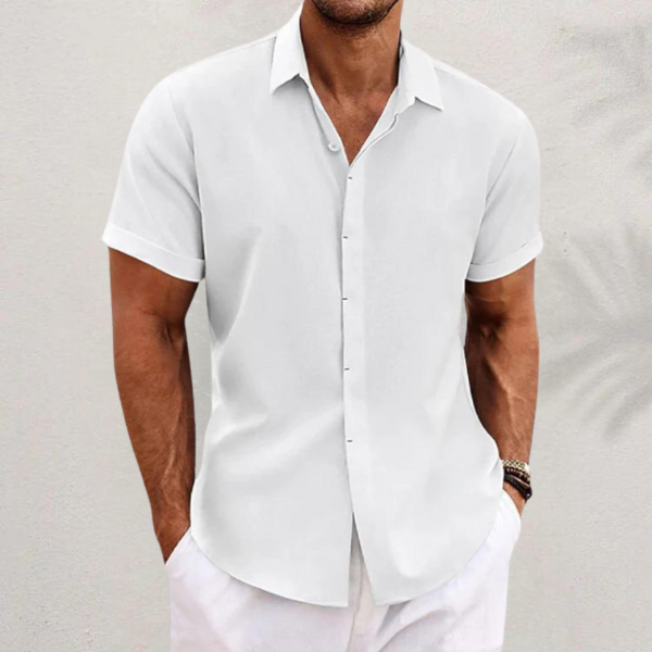 Stylish men's button shirt, relaxed fit, short sleeve, ideal for a comfortable & casual summer look.