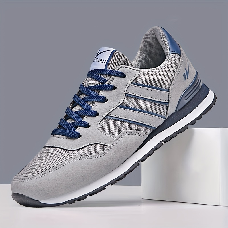 Comfortable men's retro athletic sneakers with cushioned support, ideal for walking and active lifestyles.